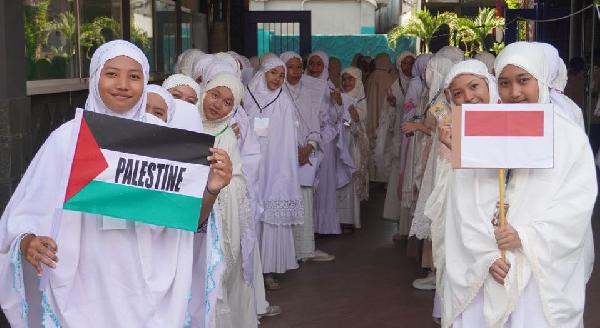 Manasik Haji Siswa SMPN 3 Sidoarjo Ada Yang Bawa Bendera Palestina